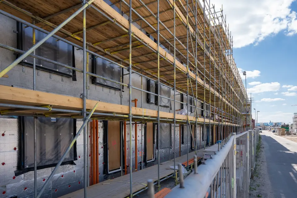 Échafaudage dressé le long de la façade d'un immeuble en travaux