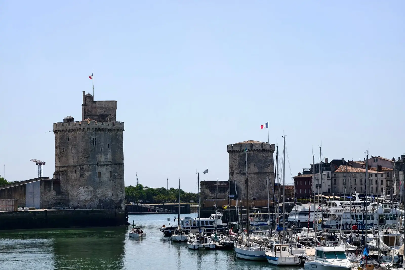 Les tours Saint-Nicolas et de la Chaîne à l'entrée du Vieux-Port de La Rochelle, voiliers à quai